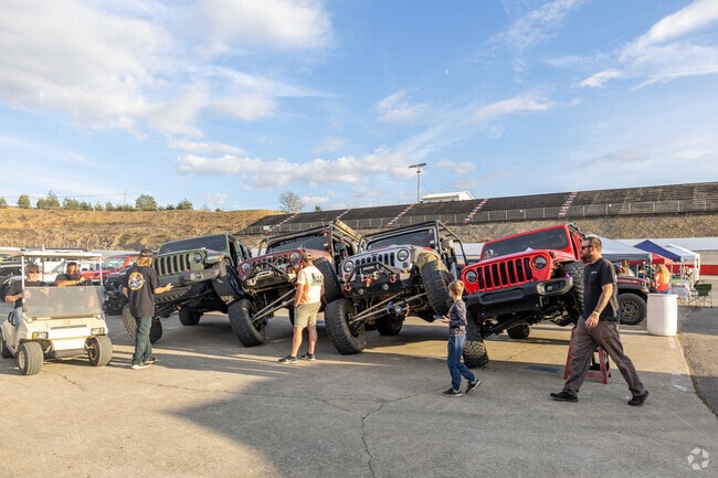 The surrounding area of Lynn Garden features a race track at Kingsport Speedway.