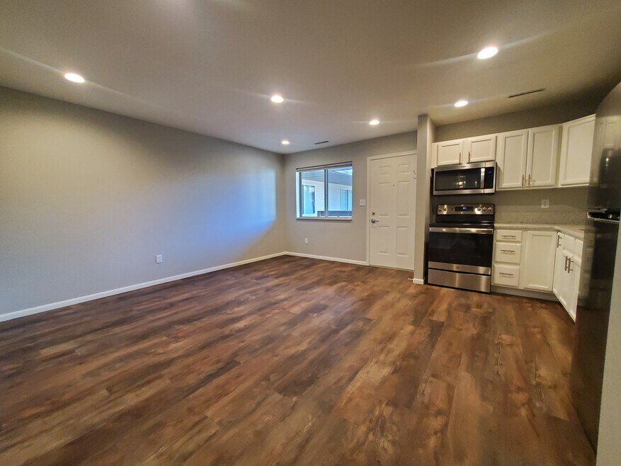 2322 College St unit 1, Cedar Falls, IA 50613 - photo 1