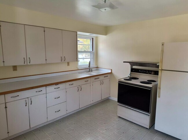 1256 Arlington Ave unit 1256 Upper, Manitowoc, WI 54220 - photo 4