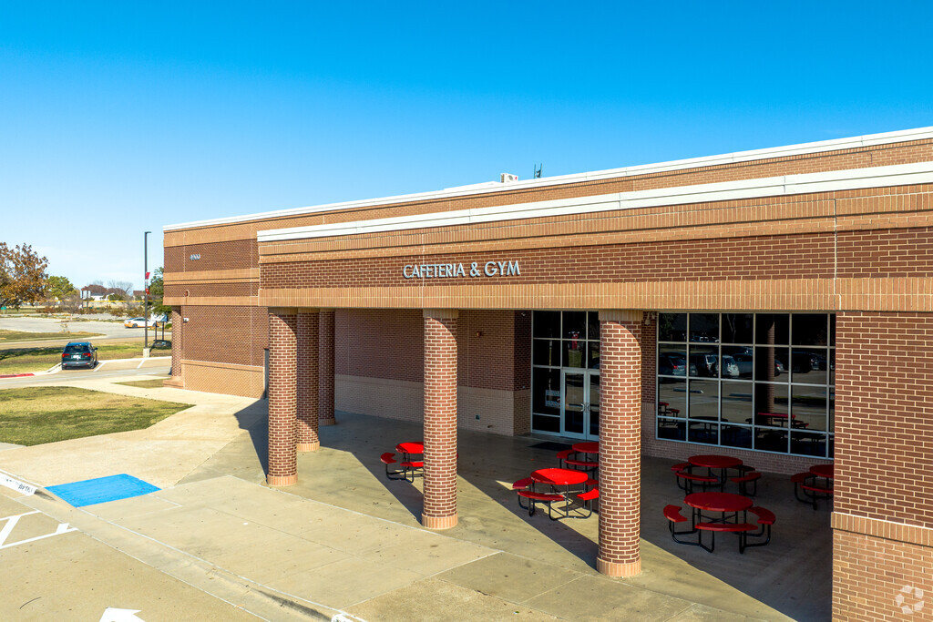 Lamar Middle School offers an excellent arts program specializing in visual arts and dance.