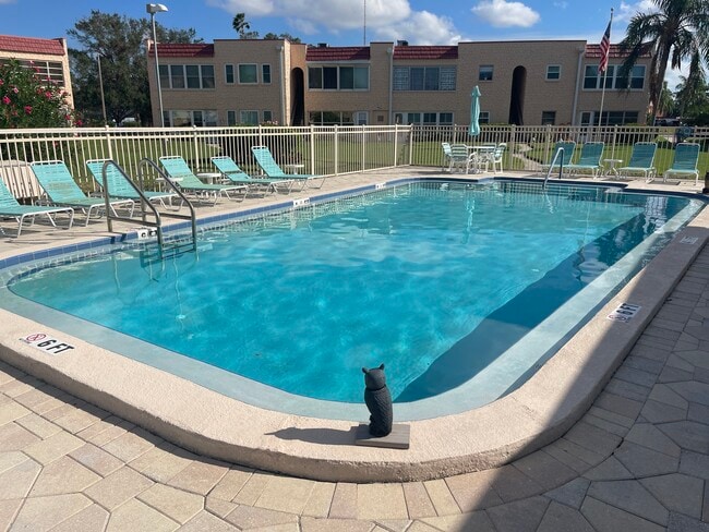 218 Dogwood Cir unit The Gardens, Seminole, FL 33777 - photo 2