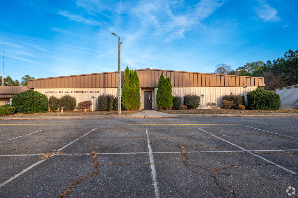 Catawba Springs Elementary School provides education in the neighborhood of 
Lincoln County.