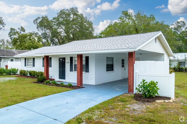 Ranch homes are a popular housing type in Oneco due to their investment value.