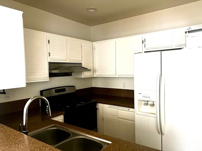 24149 Del Monte Dr unit 307, Valencia, CA 91355 - photo 7