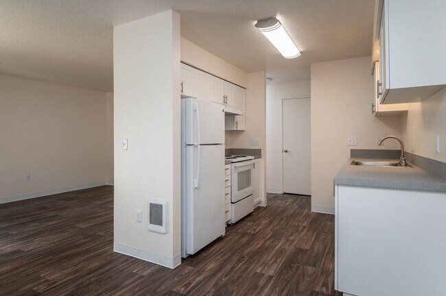 Fernwood Court Apartments, Oregon City, OR 97045 - photo 2