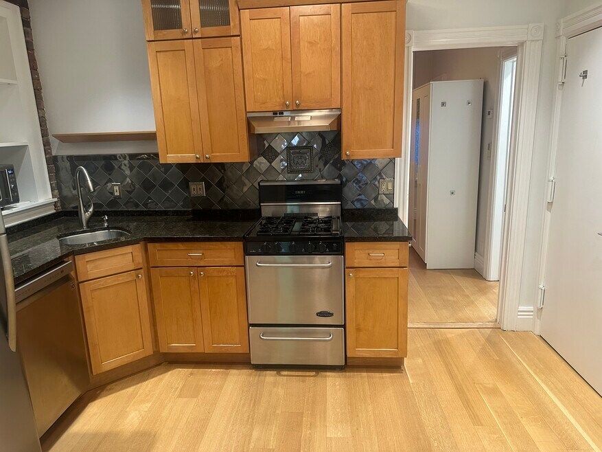 Area for small dining table (2 seats)
