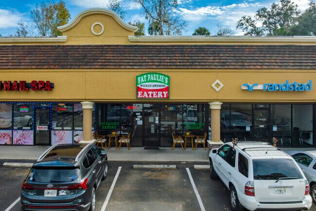 Fat Paulie’s serves house‑made lunches, daily specials, and chowder in Lakevue, FL.