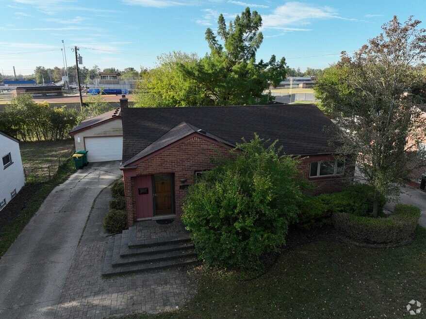 31701 Lamar Dr, Farmington, MI 48336 - photo 2