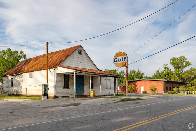 Old buildings are still present in the heart of Dale.