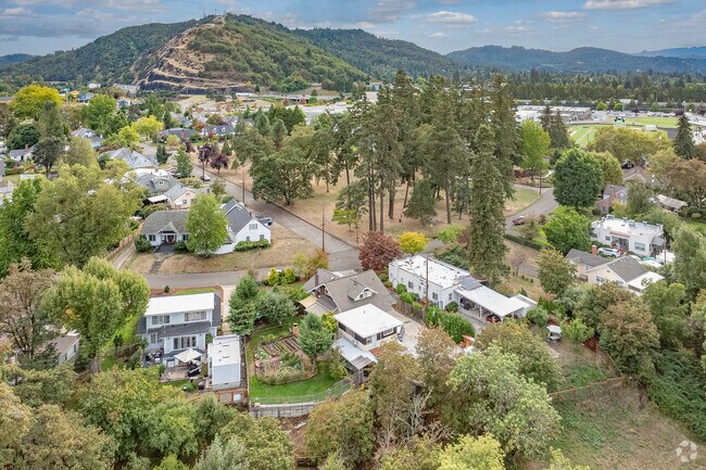 Laurelwood is a neighborhood surrounded by Roseburg attractions and the South Umpqua River.