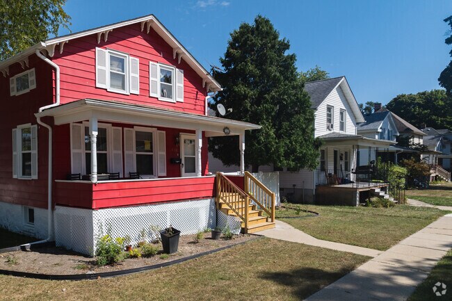 Colorful homes fill the neighborhood of Central Monroe.