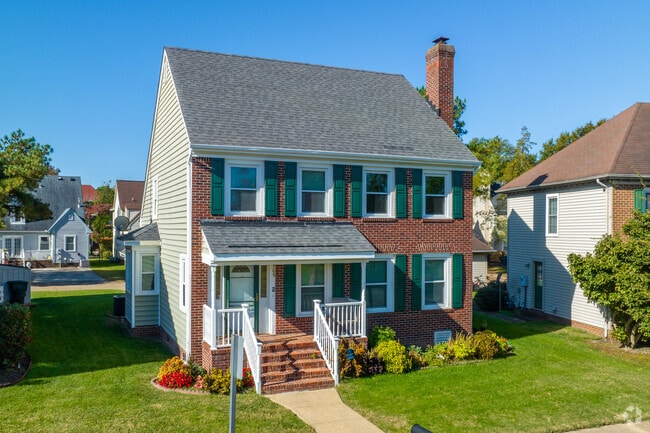 Brick foursquares can be found in Stonebridge/Middle Towne Arch.