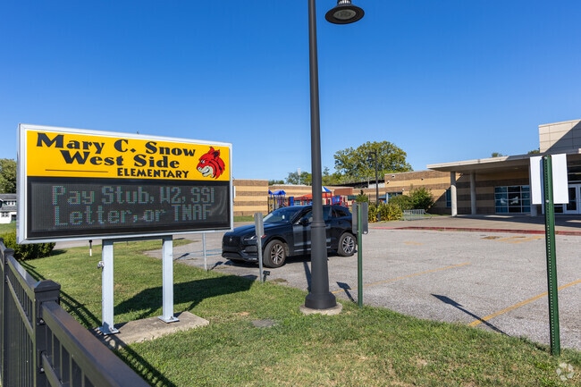 Mary Snow West Side Elementary School has approximately 353 students.