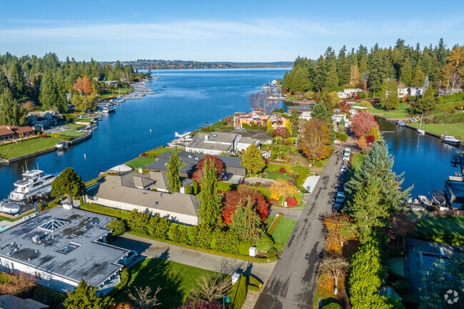 Many residences in Hunts Point have private docks and boats.