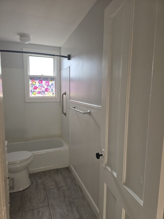 96 Ashland St unit 1, Manchester, NH 03104 - photo 5