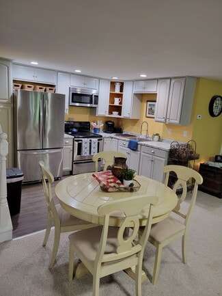 60 Milliken Mills Rd, Old Orchard Beach, ME 04064