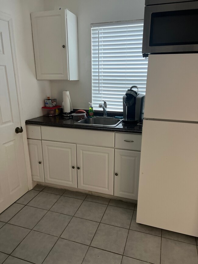 7615 SW 18th St unit ECONOMIC 2 bedroo1 b, Miami, FL 33155 - photo 4