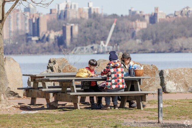 Englewood Cliff, NJ residents can enjoy picnicking at Ross Dock in Fort Lee, NJ.