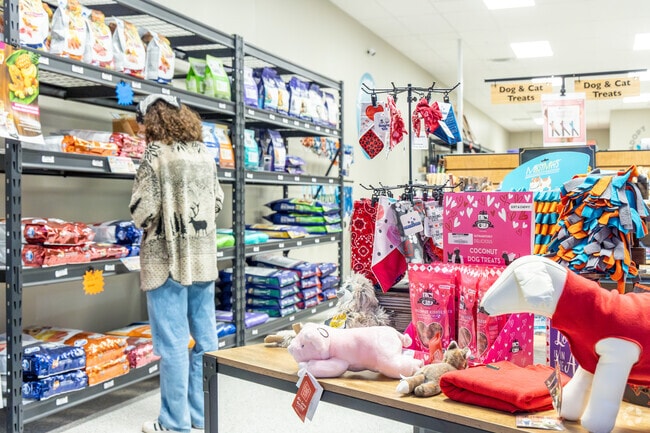 Pet owners of Northwest Omaha rely on Heartland Paws for quality pet supplies.