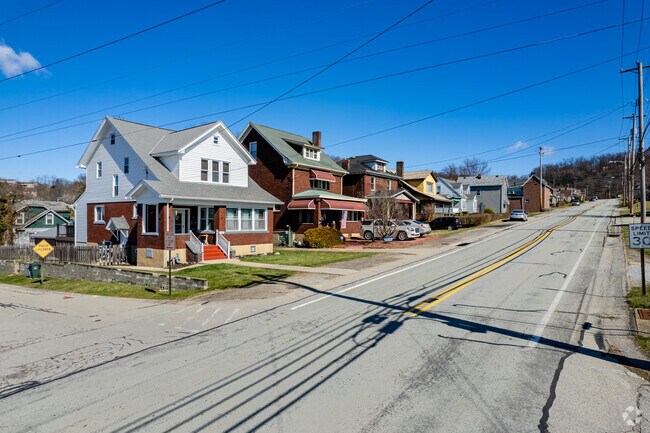 American Four Square homes are common in the White Oak neighborhood