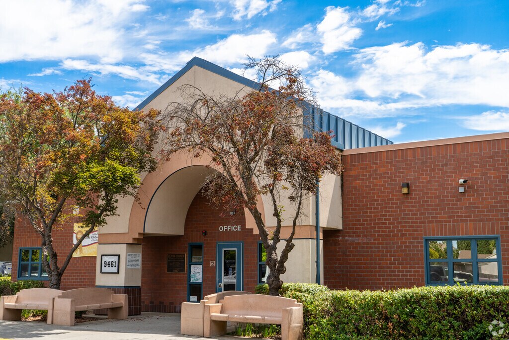 Elitha Donner Elementary School provides education in the neighborhood of 
Laguna
