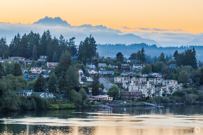 These neighborhoods are built along the coast in Sheridan Park WA.