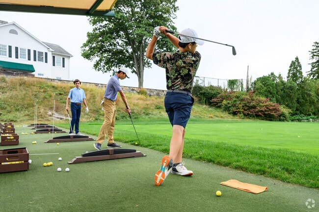 Westchester County has private country clubs for golf or tennis for Hartsdale residents.