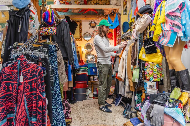 The Vintage Flea near Fall City Orchard is just one of the many of nearby retail shops.