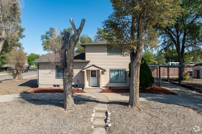 There are a few multi-level homes in Lakeview.
