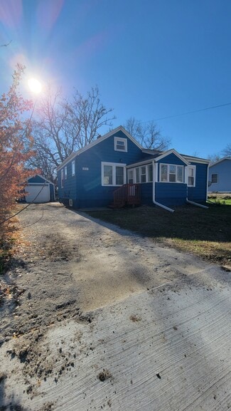 922 6th St, Ames, IA 50010