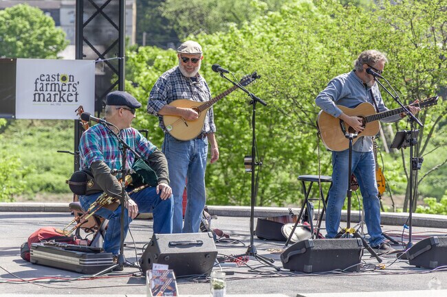 Locals enjoy live music at the Easton Farmers' Market.