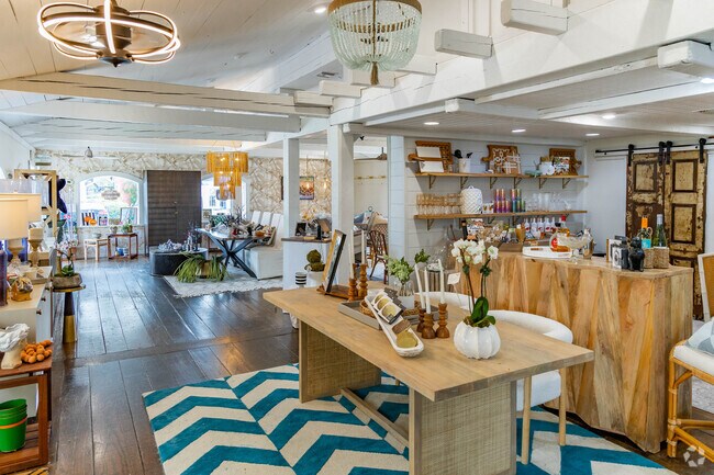 Belleair Bluffs shops offer coastal-inspired décor and eclectic art for stylish Florida living.