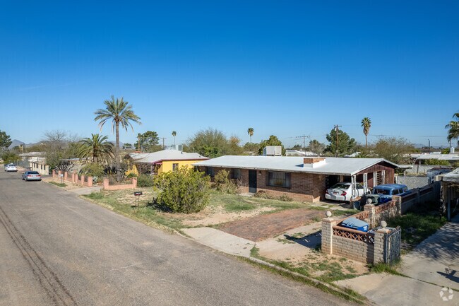 Red brick homes are prevalent throughout Barrio Centro.