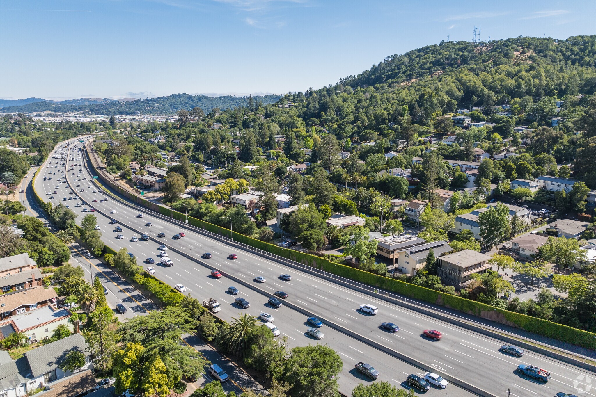 The 101 makes it easy to commute to San Francisco from the Lincoln neighborhood.