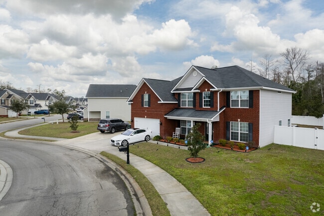 Hinesville homes feature a variety of materials.