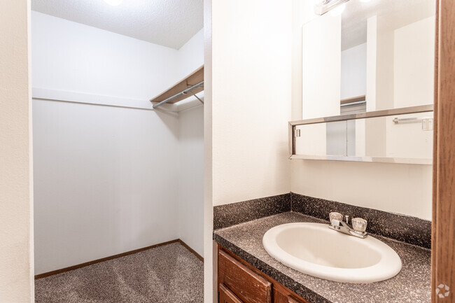 2BR, 1.5BA - 832 SF
