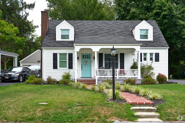 Cape Cod homes add charm to Fountainhead-Orchard Hills’ neighborhood streets.