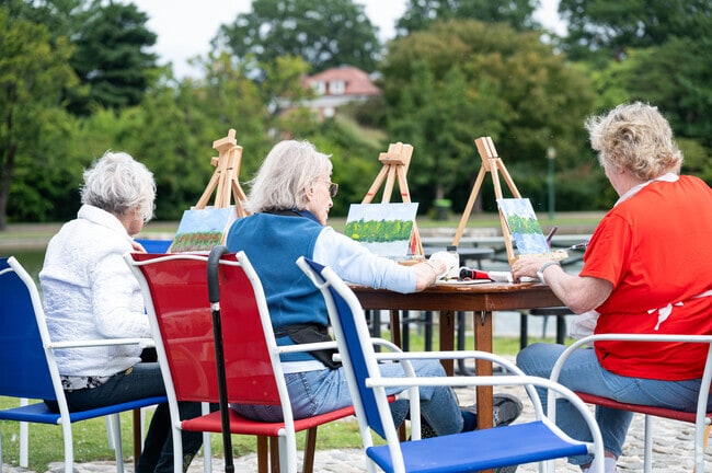 Fountain Lake near Stadium offers up inspiration for the artist within.