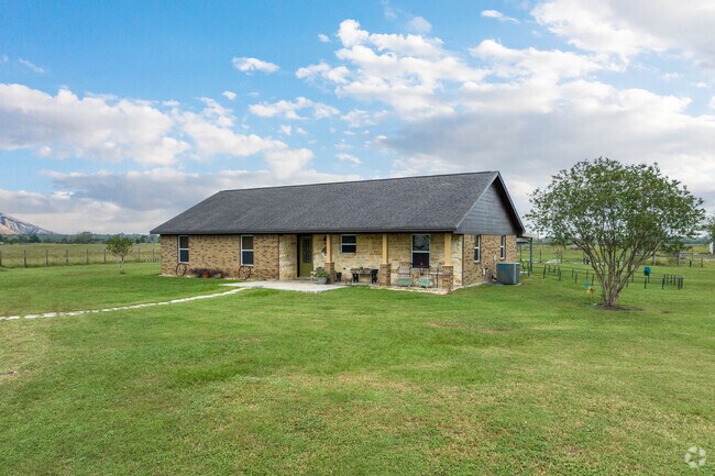 Spacious ranch-style homes are typical in Damon.