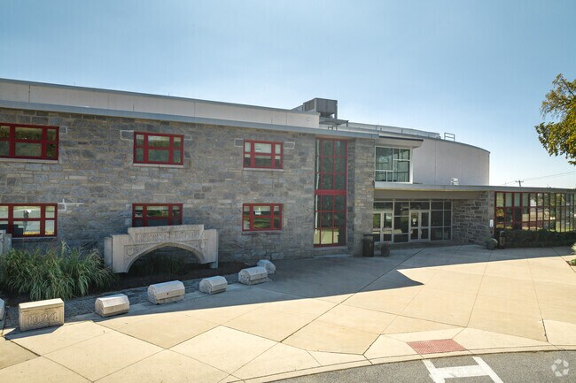Strath Haven Middle School is a highly rated, public school located in Wallongford, PA.