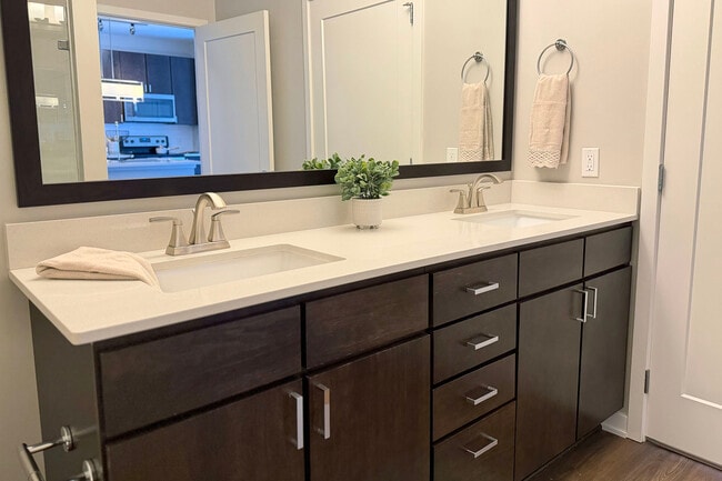 Ceylon, Clayton, MO 63105 - photo 5