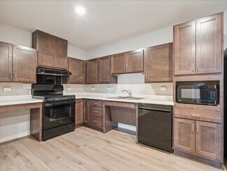 875 Edgewood Rd, Hiawatha, IA 52233