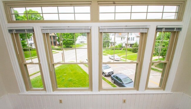 4526 Smith Rd unit 1, Cincinnati, OH 45212 - photo 3