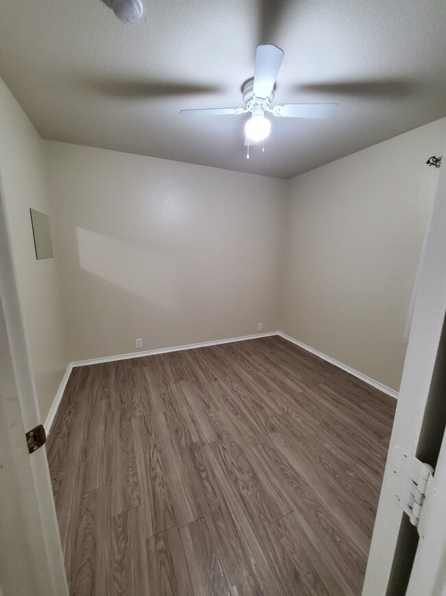 Unit B - Bedroom, pic 2
