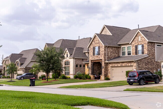 The Lakes of Avalon Village in Klein Crossing offer a variety of new traditional home styles.