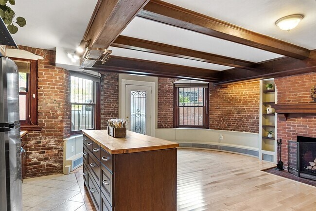 337 Beacon St unit 1, Boston, MA 02116 - photo 2