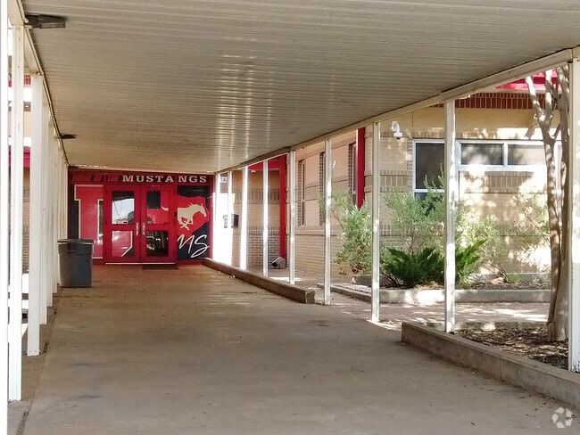 Dahlstrom Middle School educates grades 6th-8th.