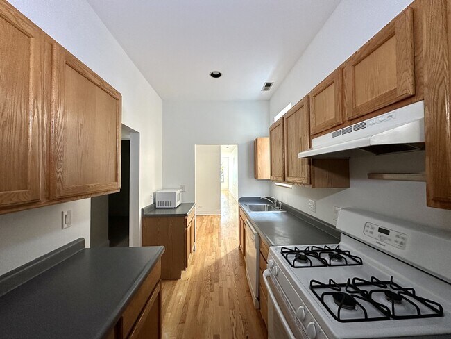 1358 N Bosworth Ave unit G04C, Chicago, IL 60642 - photo 4