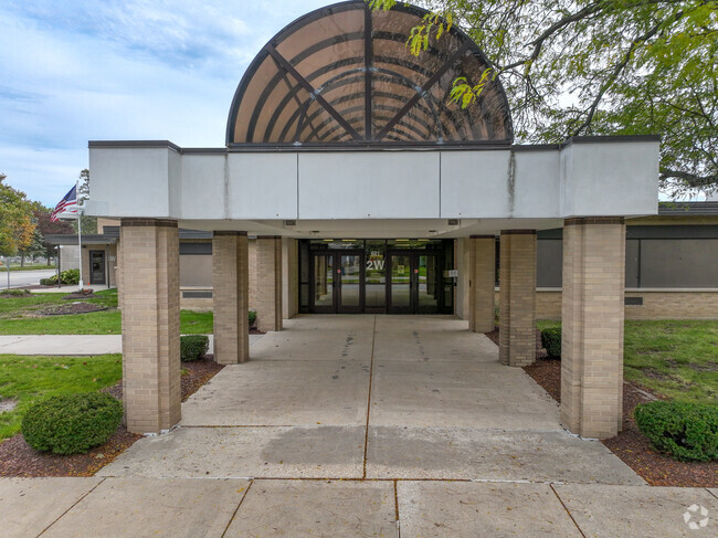 The entrance to Solon Robinson Elementary School is very welcoming.