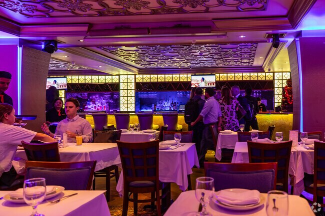 Bombay Derbar has a wonderful atmosphere and food for dinners from Sunrise Point.